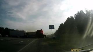 YouTube: temerario provocó terrible choque entre camiones