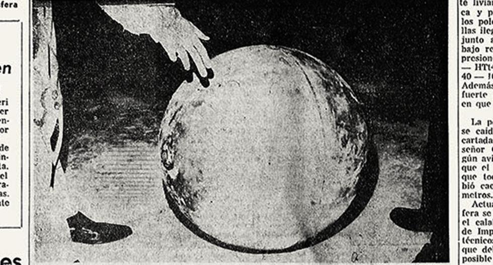 Cañete, 22 de enero de 1967. La mano del testigo podía dar una idea del tamaño del extraño artefacto espacial que aterrizó en el valle cañetano, al sur de Lima. (Foto: GEC Archivo Histórico)