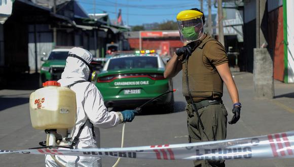 Coronavirus en Chile | Ultimas noticias | Último minuto: reporte de infectados y muertos lunes 6 de abril del 2020 | Covid-19 | Un policía es rociado con desinfectante después de participar en la detención de una mujer con coronavirus (COVID-19). La paciente se escapó de un hospital de Concepción. Foto: REUTERS/Jose Luis Saavedra