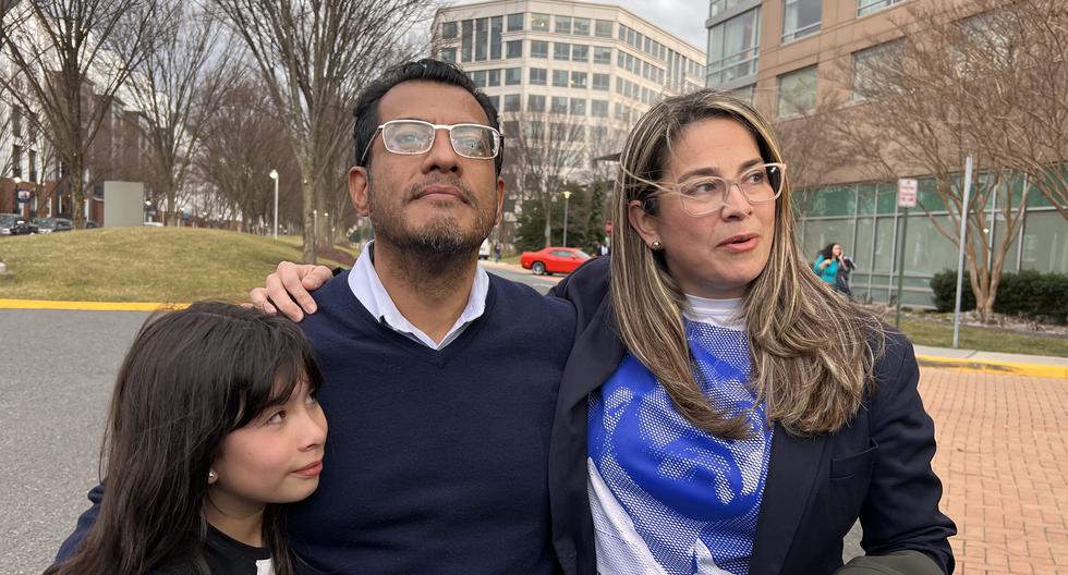 El ex precandidato presidencial Félix Maradiaga junto a su esposa, la activista Berta Valle, y su hija Alejandra, después de su encuentro en el  hotel Westin, en Herndon (Virginia). (Foto: EFE)