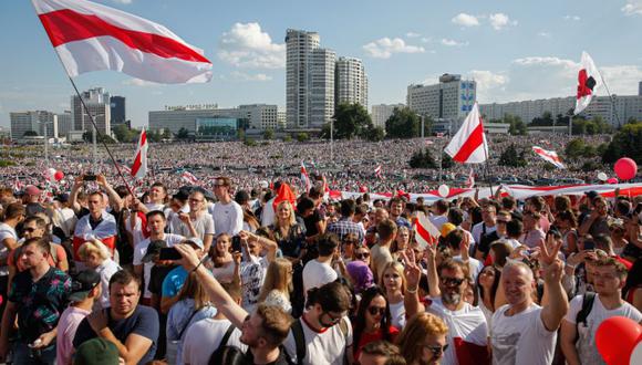 Miles de personas asisten a una manifestación en apoyo a la oposición bielorrusa en Minsk, para manifestarse contra la brutalidad policial y los resultados de las elecciones presidenciales ganadas por Alexander Lukashenko. (EFE/EPA/TATYANA ZENKOVICH)