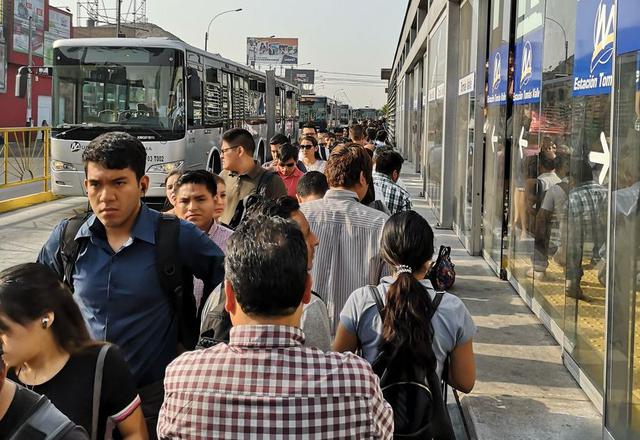 Usuarios a través de redes sociales reportaron falta de buses troncales en el Metropolitano. (Fotos: Twitter)