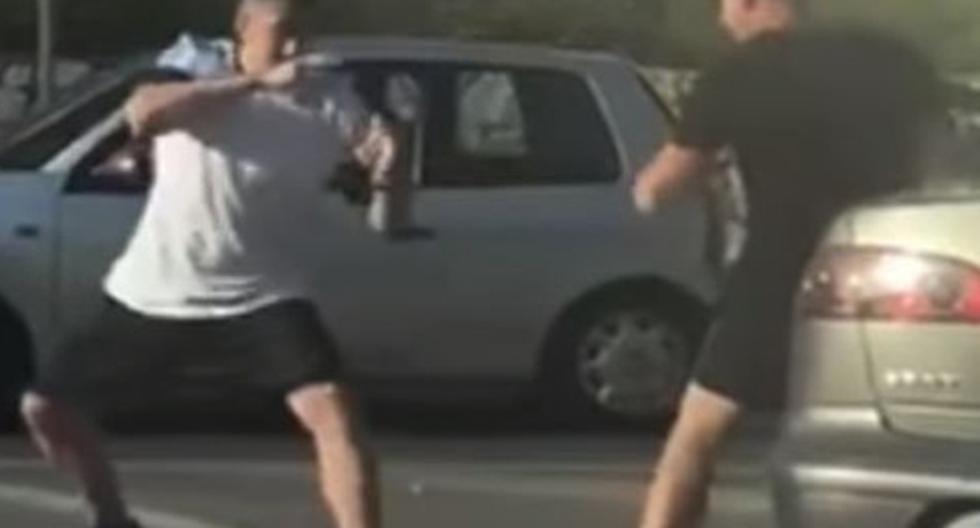 Sin importarles la congestión vehicular, según se ve YouTube, dos conductores protagonizaron un violenta pelea en plena carretera. (foto: captura)