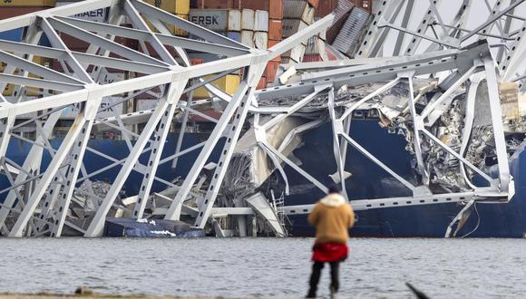 El puente Francis Scott Key permanece parcialmente derrumbado después de que un carguero chocó contra él en Baltimore, Maryland, Estados Unidos, el 26 de marzo de 2024. (Foto de EFE/EPA/JIM LO SCALZO)