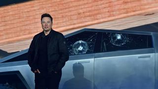 Elon Musk pone a prueba el “Tesla indestructible” y le rompe la ventana
