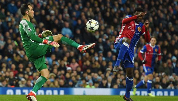 Claudio Bravo volvió a ser titular en el Manchester City y se lució contra Basilea. (Foto: AFP)