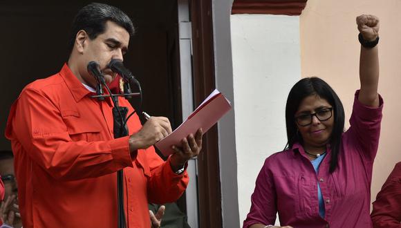 El presidente de Venezuela, Nicolás Maduro, junto a su vicepresidenta Delcy Rodríguez el 23 de enero del 2019 en Caracas. (Foto: Luis ROBAYO / AFP).