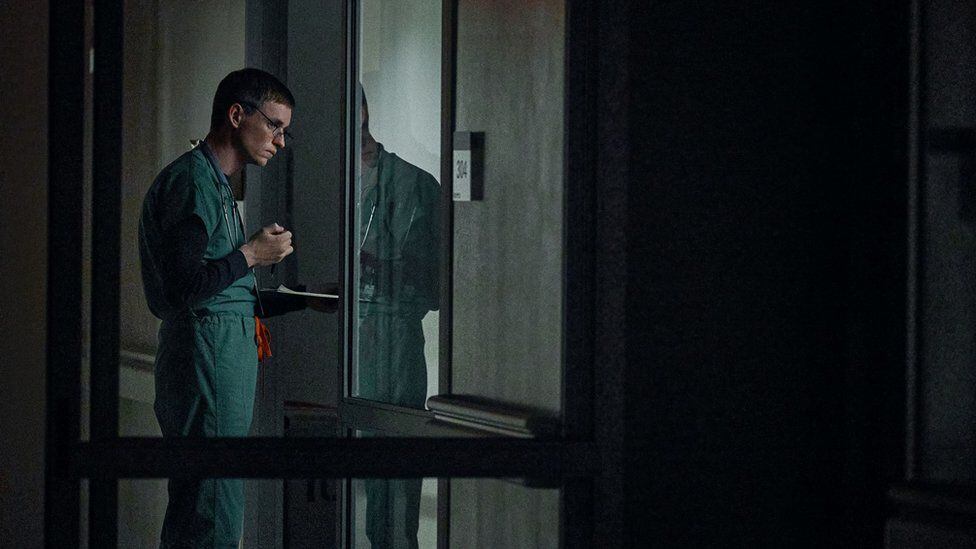 Cullen (played by Redmayne) would take an interest in patients who weren't on his list.  (NETFLIX).
