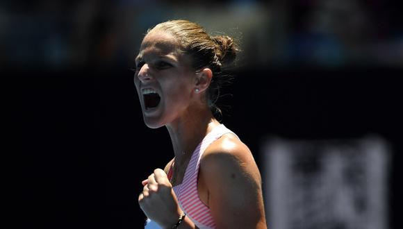 La checa Karolina Pliskova (i) saluda a la estadounidense Serena Williams tras ganar el partido de cuartos de final del Abierto Australia que se disputa este miércoles en Melbourne (Australia). (Foto: EFE)