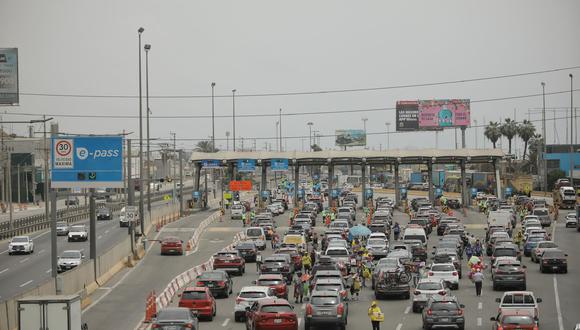 Decenas de vehículos salen de Lima con dirección al sur para pasar Año Nuevo. (Foto: Joel Alonzo/ @photo.gec)