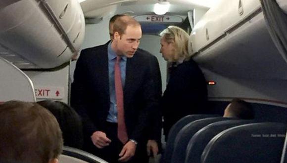 Príncipe Guillermo viajó en avión comercial en EE.UU.