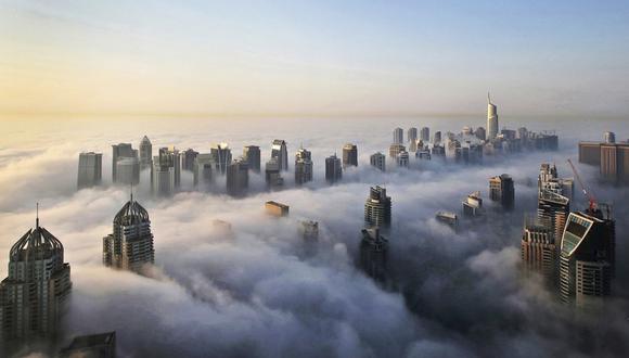 ARCHIVO - El 5 de octubre de 2015, una capa de niebla envuelve los rascacielos de los distritos de Marina y Jumeirah Lake Towers, en Dubái, Emiratos Árabes Unidos. (AP Foto/Kamran Jebreili, Archivo).