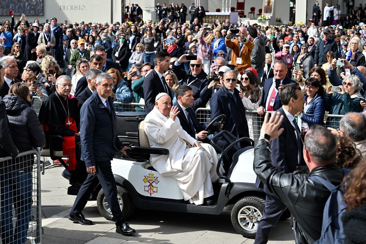 El papa Francisco saluda a la multitud cuando llega para dirigir una misa en la plaza de San Marcos, el 28 de abril de 2024, en Venecia. (Foto de ANDREA PATTARO / AFP)