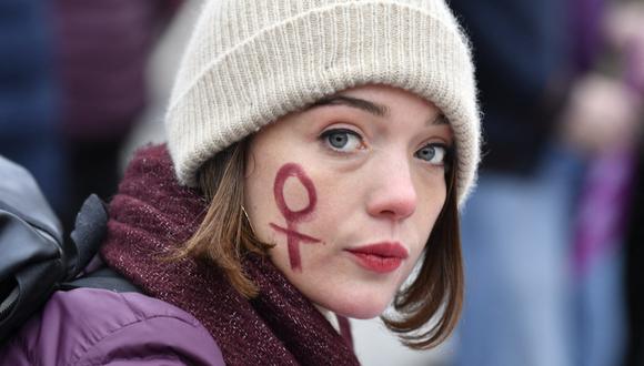 Imagen de archivo | Una manifestante en cuyo rostro se dibuja un símbolo de la representación de la mujer participa en una manifestación organizada por "NousToutes". (Foto de Alain JOCARD / AFP)