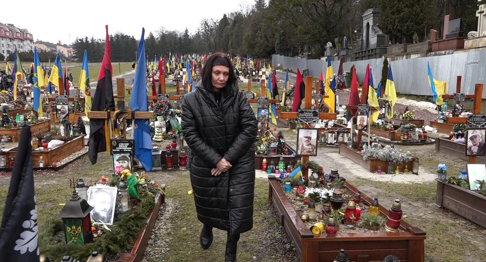 Olena Zhuravlova visita el cementerio donde están los restos de su marido. (Fotos: Héctor Estepa)