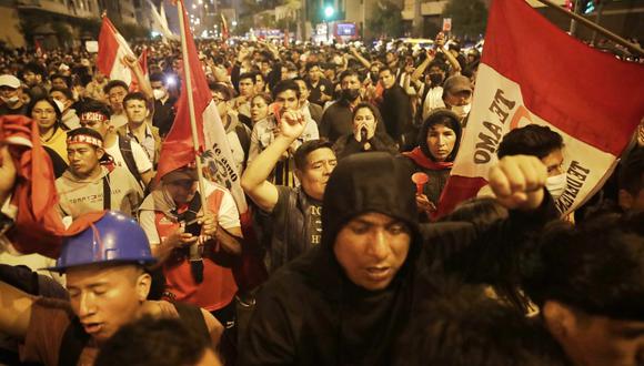 Manifestantes llegan al Centro de Lima. (Foto: Renzo Salazar / @photo.gec)