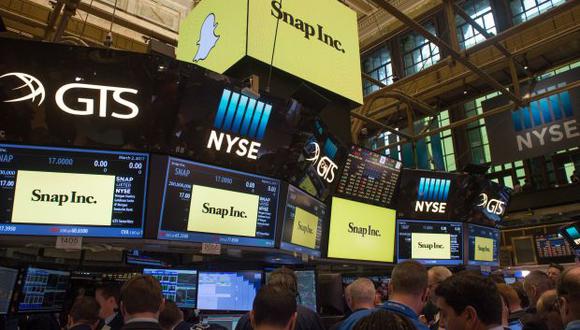 Snapchat está perdiendo la guerra con redes sociales como Facebook porque su aplicación es complicado de utilizar, según analistas. (Foto: AFP)