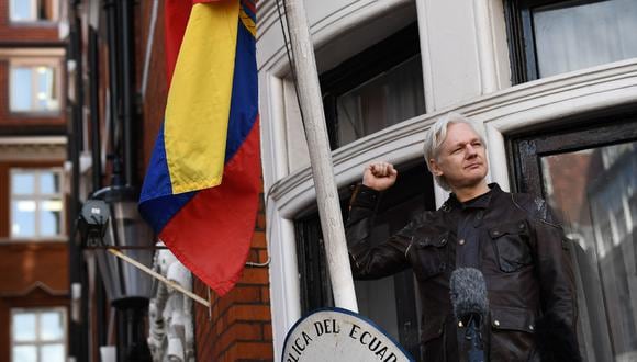 En esta foto de archivo tomada el 19 de mayo de 2017, el fundador de Wikileaks, Julian Assange, levanta el puño antes de dirigirse a los medios de comunicación en el balcón de la Embajada de Ecuador en Londres. (Foto de Justin TALLIS / AFP)