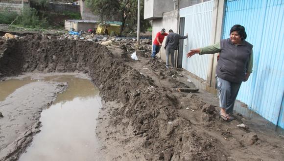 Calles y viviendas en Paucarpata terminaron inundadas de lodo y piedras.