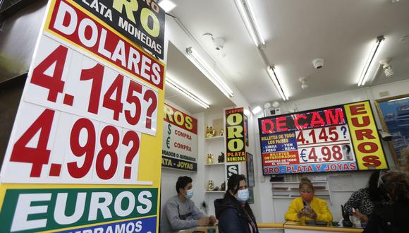 En el mercado paralelo o casas de cambio de Lima, el tipo de cambio se cotiza a S/4,115 la compra y S/4,140 la venta. (Foto: Jorge Cerdan / GEC)