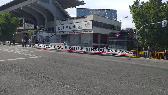 Previo al reinicio del fútbol en España, se pudo ver pancartas con insultos hacia el jugador de Albacete. (@fonsiloaiza)