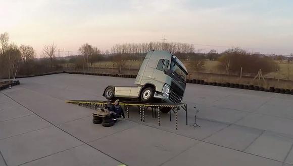 Youtube: ¿Puede un camión ir en dos ruedas?