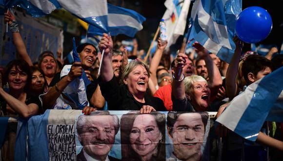 De actuar como la exlíder y vicepresidenta electa, Cristina Fernández de Kirchner, Fernández podría buscar formas de bajar los precios en casa y controlar la inflación que está en 54%. (Foto: AFP / RONALDO SCHEMIDT)