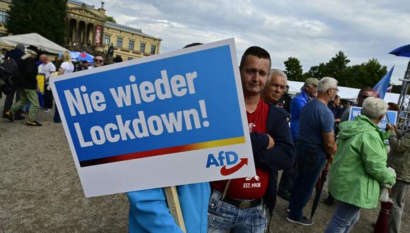 Un partidario sostiene un cartel con las letras 'Lockdown never again' mientras asistía a una manifestación del partido de extrema derecha Alternativa para Alemania (AfD) para el lanzamiento de la campaña electoral antes de las elecciones federales del 26 de septiembre, en Schwerin, en el norte de Alemania. (Foto de archivo: John MACDOUGALL / AFP)