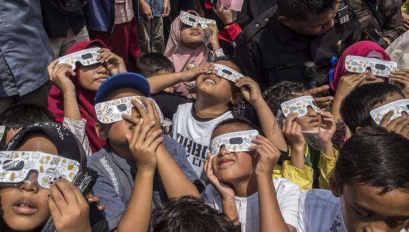 Niños observan un eclipse de Sol en Surabaya. (Foto: JUNI KRISWANTO / AFP)
