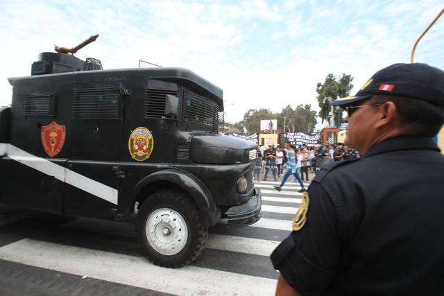 Estudiantes reclaman por falta de docentes para que diceten cursos de estudios generales que se implementarán por primera vez este año, tras propuesta de la Sunedu. (Foto: Dante Piaggio / El Comercio)