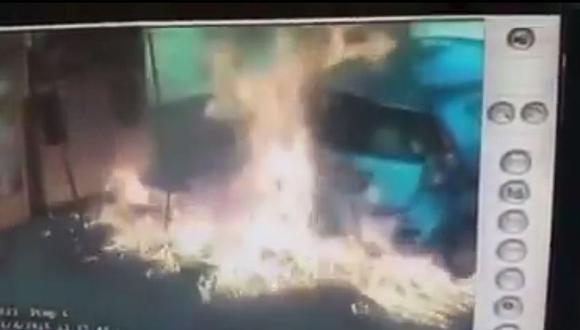 YouTube: Mujer incendió un auto en un grifo