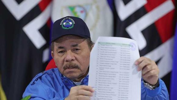 El presidente de Nicaragua, Daniel Ortega muestra la lista de nombres de los 222 presos políticos el 9 de febrero de 2023, en Managua, Nicaragua. (Foto de Cesar Pérez / Presidencia de Nicaragua / EFE)