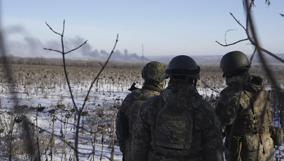Soldados ucranianos observan cómo se eleva el humo durante los combates entre las fuerzas ucranianas y rusas en Soledar, región de Donetsk, Ucrania, el miércoles 11 de enero de 2023. (Foto AP/Libkos)
