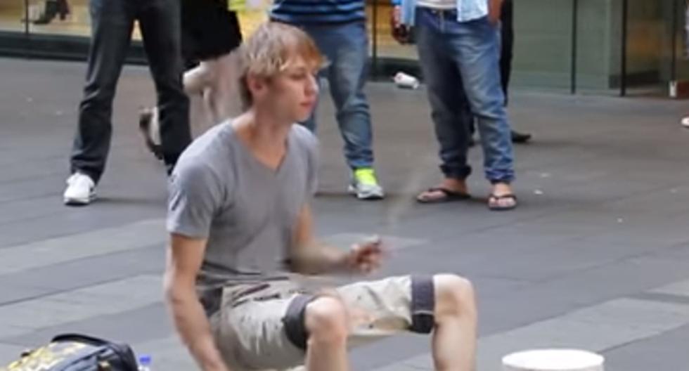 Un baterista callejero es el video tendencia en YouTube. (foto: captura)