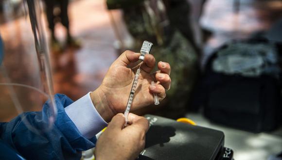 Un militar recibe una dosis de la vacuna Pfizer-BioNTech COVID-19 contra COVID-19 en Lima, el 9 de marzo de 2021. (Foto: AFP)