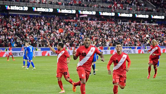 Perú, con Jefferson Farfán como figura, derrotó 3-1 a Islandia. (Foto: AFP)