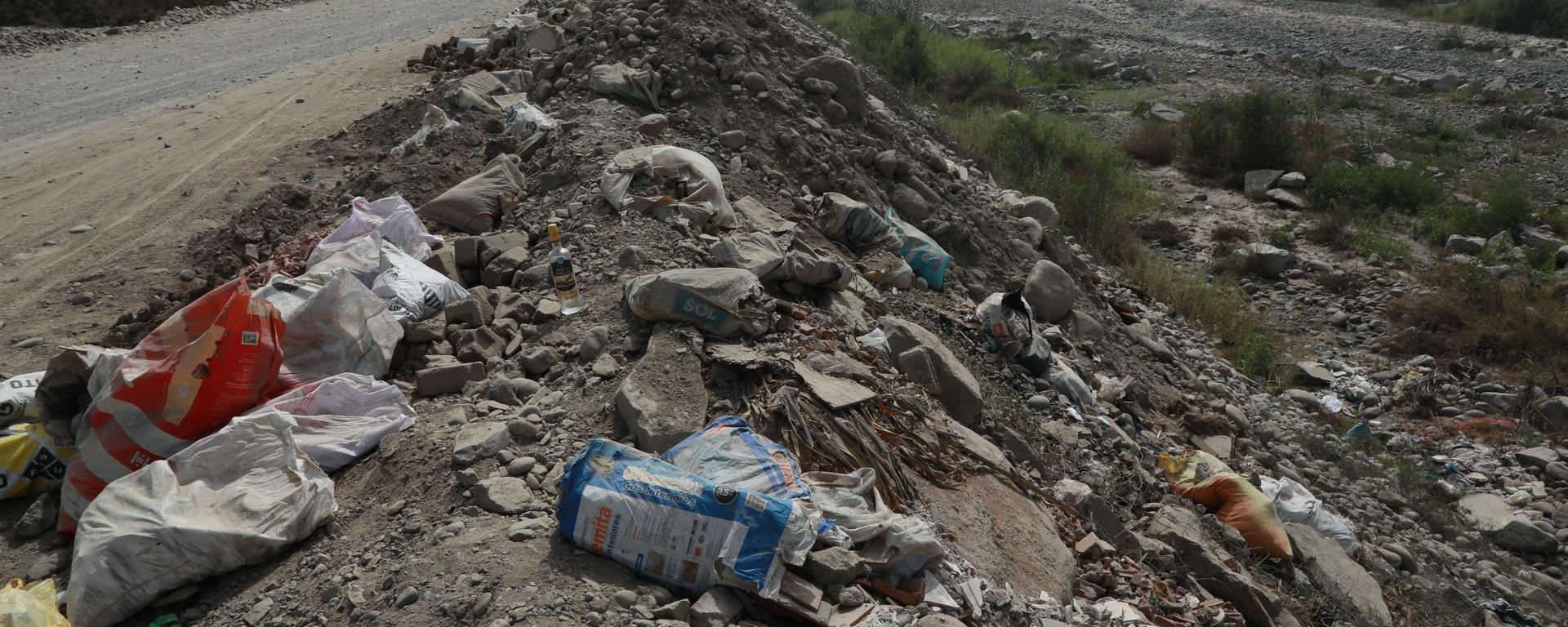 La contaminación y las invasiones mutilan el río Lurín en Cieneguilla