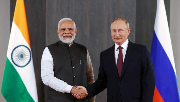 El presidente ruso, Vladimir Putin, se reúne con el primer ministro de la India, Narendra Modi, al margen de la cumbre de líderes de la Organización de Cooperación de Shanghai (OCS) en Samarcanda el 16 de septiembre de 2022. (Foto de Alexandr Demyanchuk / SPUTNIK / AFP)