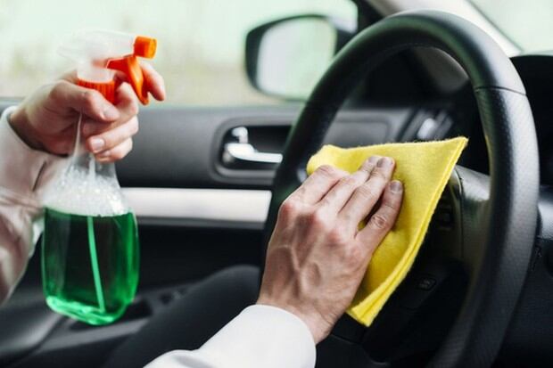 Si no limpias tu auto con frecuencia, puede ser que el virus esté alojándose al interior (Foto: Freepik)