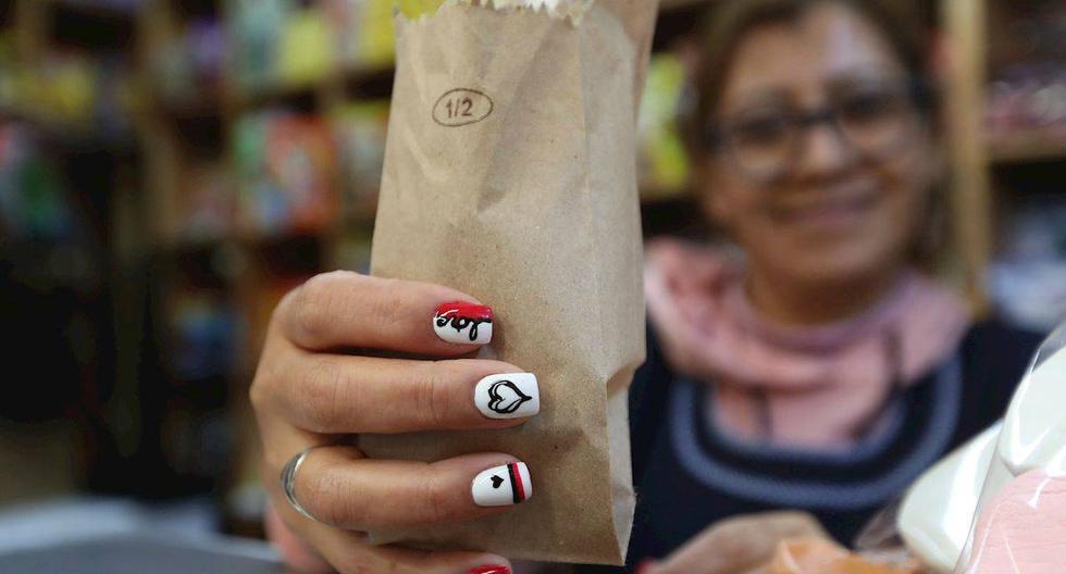Comerciantes utilizan bolsas de papel para entregar sus productos este viernes en un supermercado de Ciudad de México. (Foto: EFE/ Mario Guzmán)