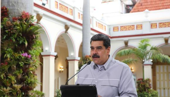 Fotografía cedida por la oficina de prensa de Miraflores donde se observa al presidente venezolano, Nicolás Maduro, durante un mensaje a la nación, en Caracas. (EFE/Prensa Miraflores).