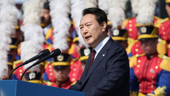 El presidente de Corea del Sur, Yoon Suk-yeol, pronuncia un discurso durante una ceremonia que marca el 74.º aniversario del Día de las Fuerzas Armadas en la base militar de la ciudad de Gyeryong el 1 de octubre de 2022. (Foto de YONHAP / YONHAP / AFP)