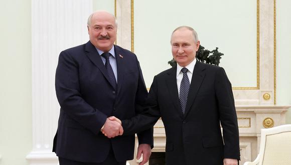 El presidente ruso Vladimir Putin se reúne con el presidente bielorruso Alexander Lukashenko en el Kremlin en Moscú el 5 de abril de 2023. (Foto de Mikhail KLIMENTYEV / SPUTNIK / AFP)