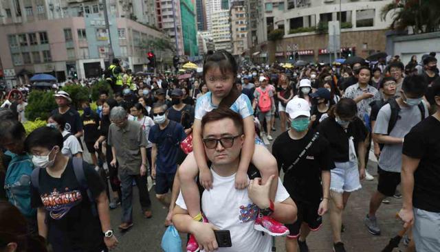 Maestros de escuela marcharon el sábado hasta la residencia oficial de la jefa ejecutiva de Hong Kong en el inicio de otro fin de semana de protestas. (Foto: EFE)