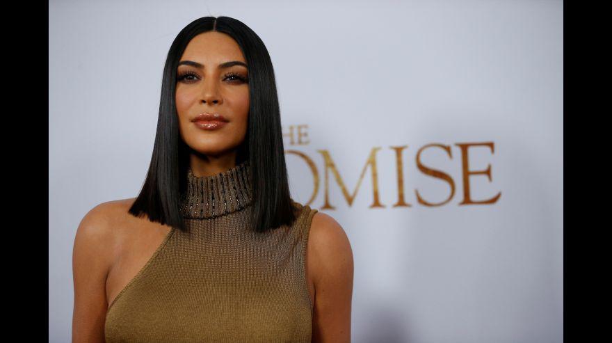 Kim Kardashian y su hermana Kourtney lucen regias en gala - 12