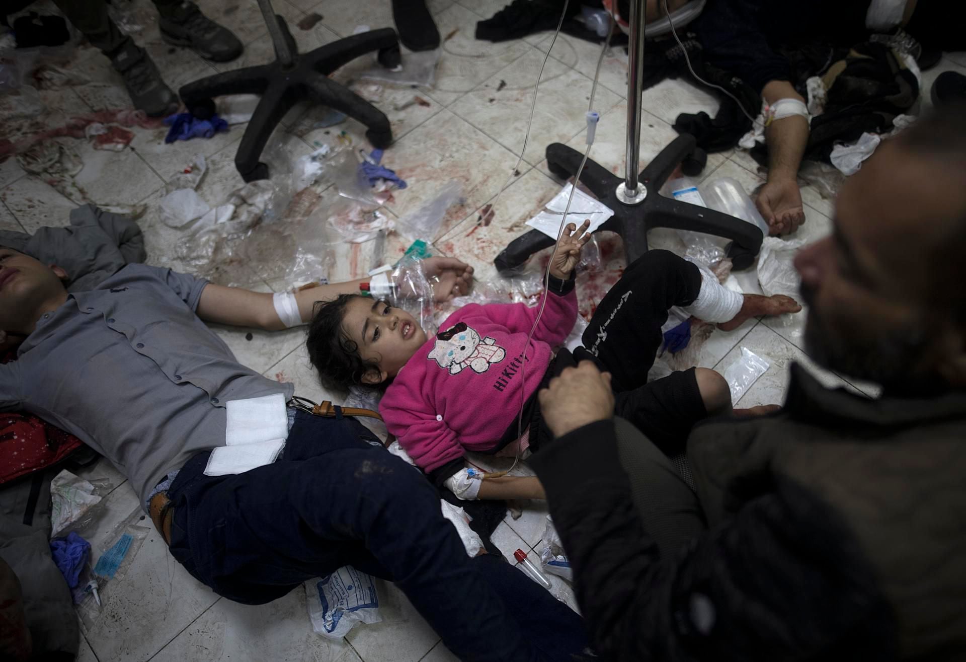Children injured in Israeli airstrikes against southern Gaza lie on the floor of Nasser Hospital in Khan Yunis, December 5, 2023. (EFE/EPA/HAITHAM IMAD).