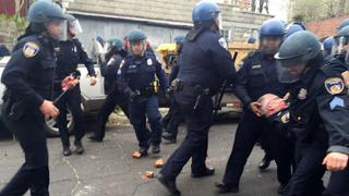 Disturbios en Baltimore dejaron casi 100 policías heridos