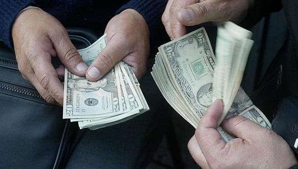 El dólar baja a S/.2,800 tras ceder tensión en Ucrania