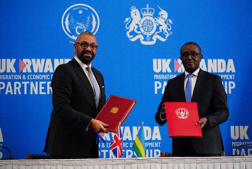 In December 2023, the UK Home Secretary, James Cleverly, and the Rwandan Foreign Minister, Vincent Biruta, signed a new agreement with which they avoided the Supreme Court ruling. 