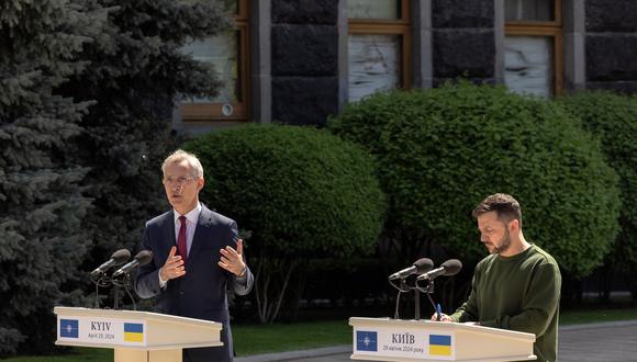 El secretario general de la OTAN, Jens Stoltenberg (i), habla mientras el presidente ucraniano, Volodymyr Zelensky, escucha durante una conferencia de prensa conjunta en Kiev, el 29 de abril de 2024, en medio de la invasión rusa de Ucrania. (Foto de Román PILIPEY / AFP)